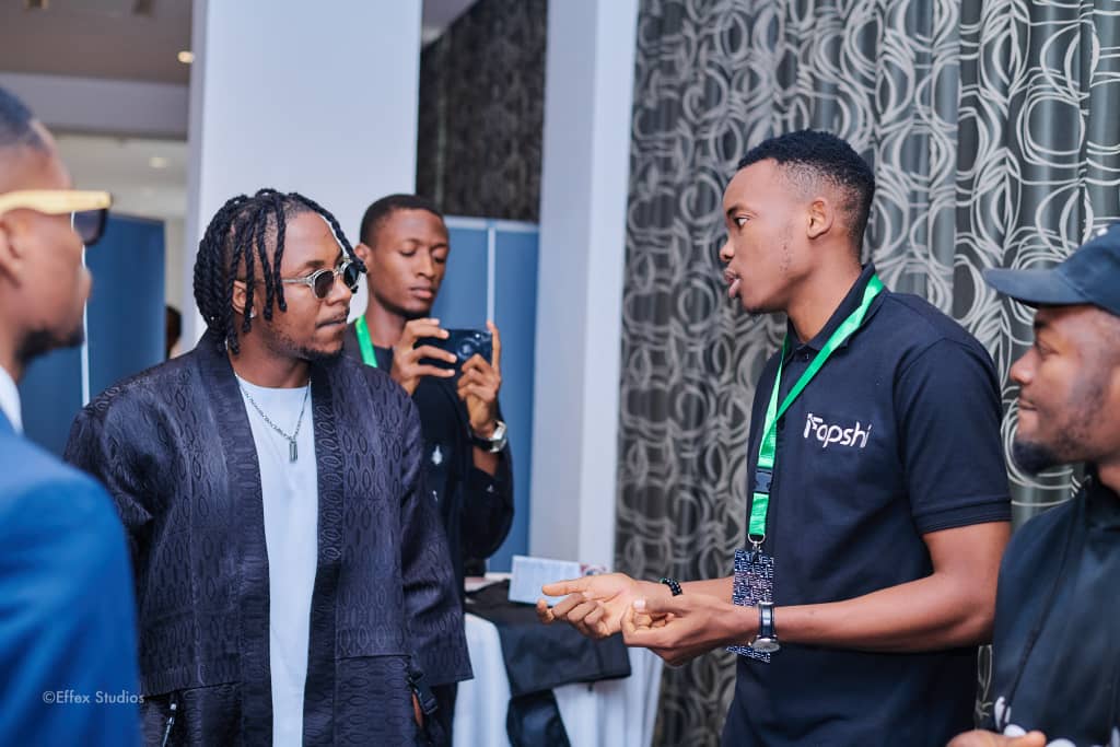 Fapshi présentant son projet à Stanley Enow et son équipe lors de PUSH 2024